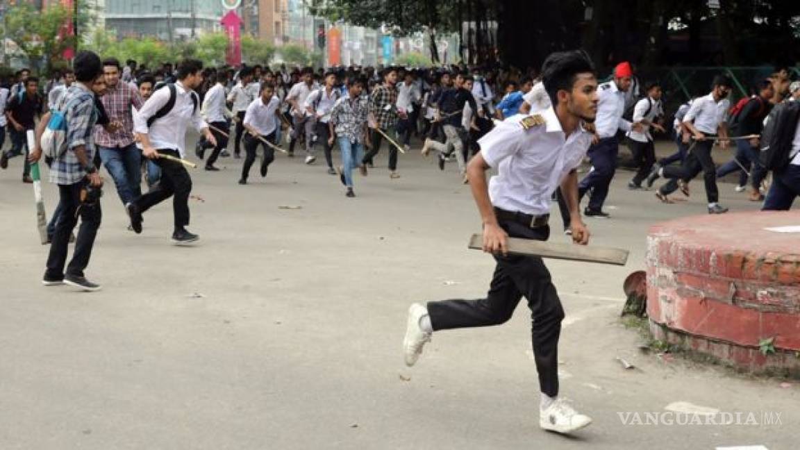 Atacan a estudiantes de Bangladesh durante protesta, desconocen el número de muertos y desaparecidos