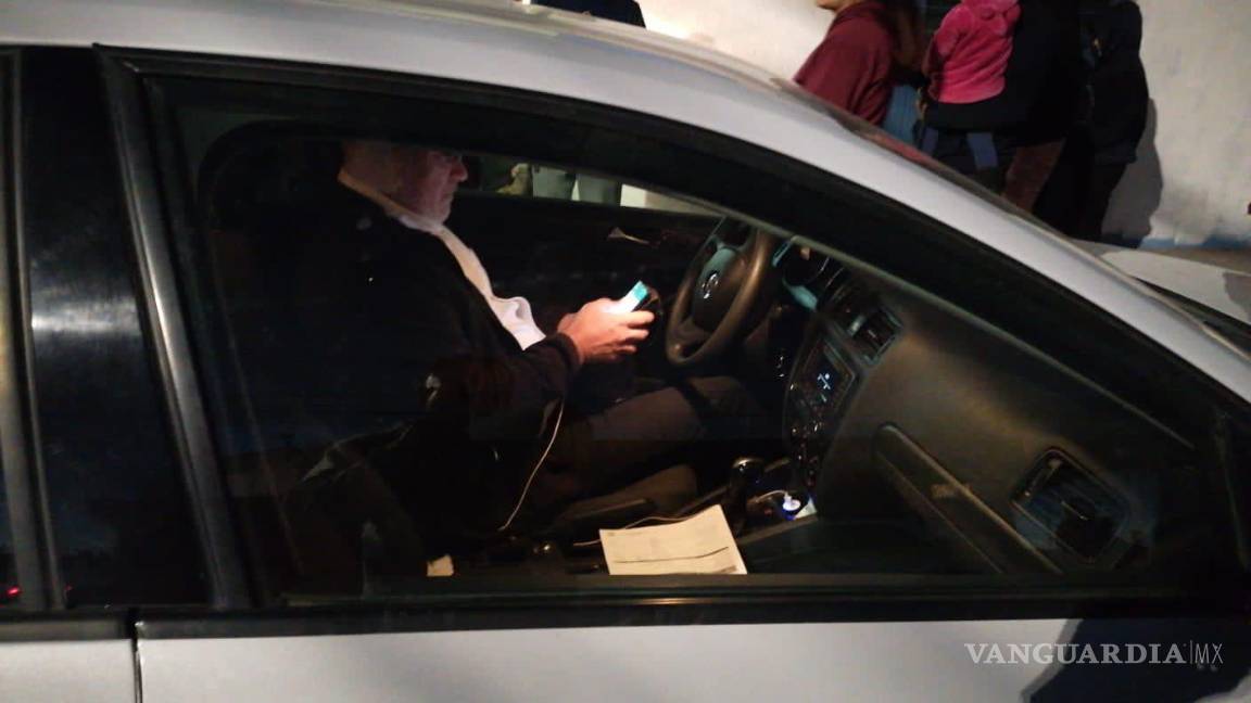 $!Mientras personas que transitaban por la zona se aceraron para intentar ayudar a la lesionada, el conductor del Jetta no se bajó del vehículo.