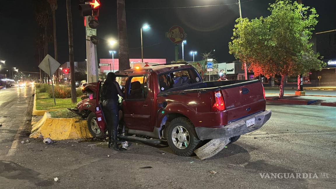 $!Elementos de Tránsito Municipal llegaron al lugar para tomar conocimiento del accidente.