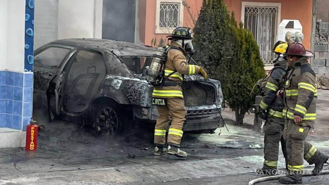 Incendio en vivienda de Saltillo deja auto reducido a cenizas