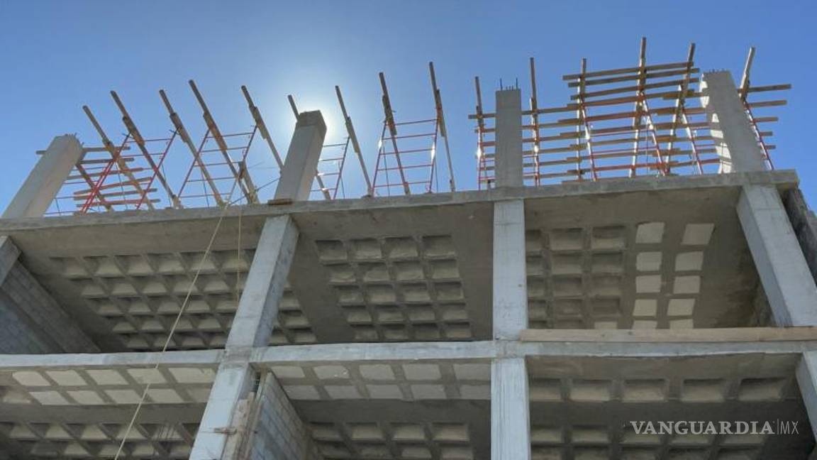 $!El obrero cayó de una altura de aproximadamente dos metros tras perder el equilibrio por una convulsión, según relataron sus compañeros.