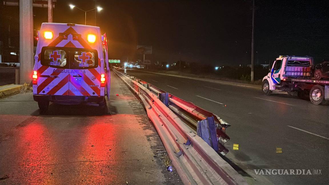 $!Paramédicos de la Cruz Roja revisan a los tripulantes del automóvil; por fortuna resultaron ilesos.