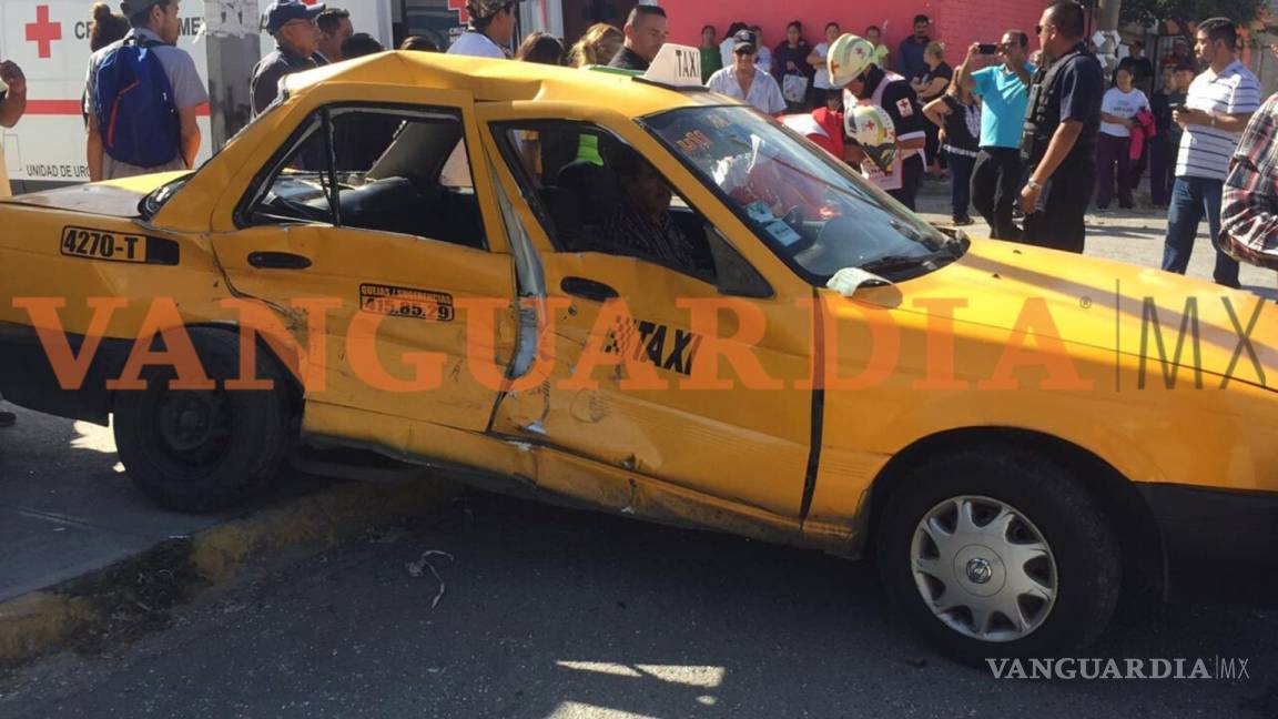Taxista se pasa alto en Saltillo y pasajera resulta herida