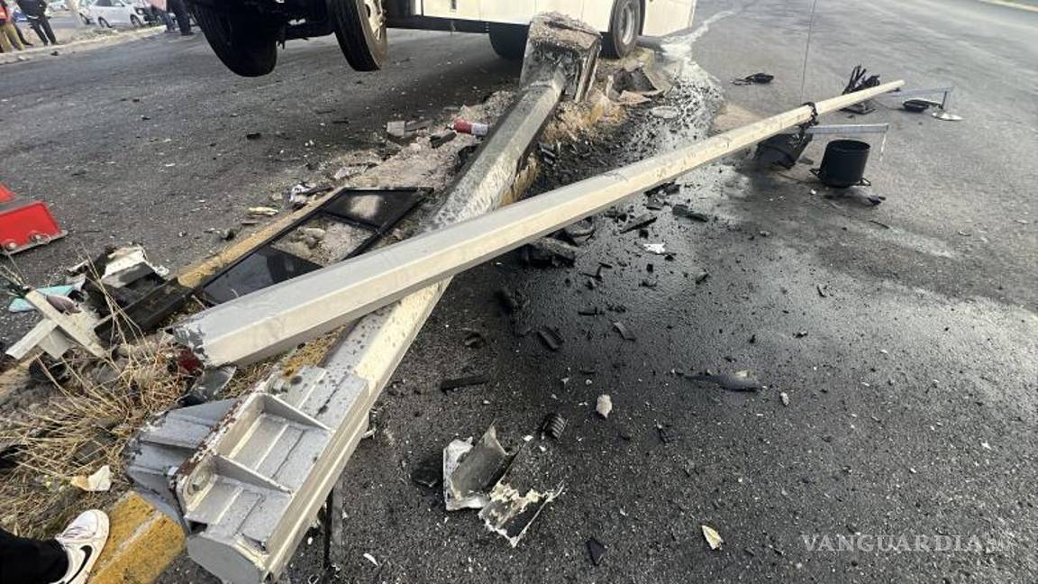 $!El semáforo fue derribado por uno de los camiones tras salirse del carril y terminar en el camellón.