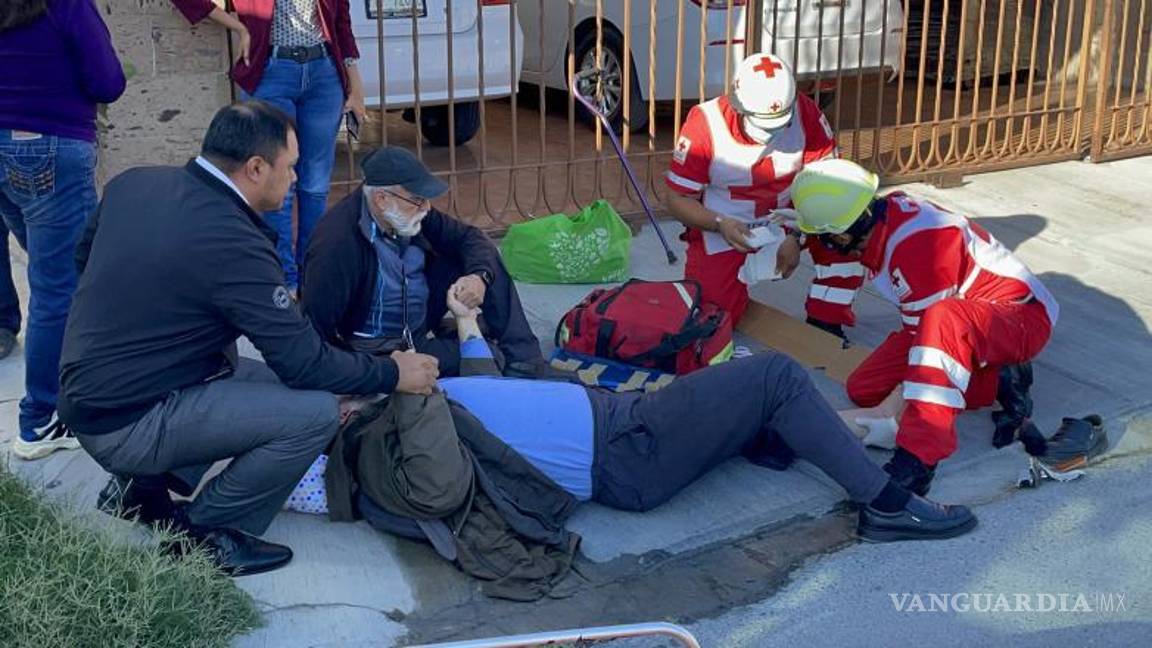 $!Daniel se encuentra tendido en el pavimento después de colisionar con una camioneta en Veracruz y Sinaloa, sufriendo una probable fractura en el tobillo izquierdo.