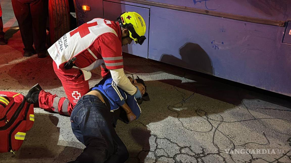 $!El motociclista quedó tendido sobre la carpeta asfáltica tras el choque con el transporte de personal.