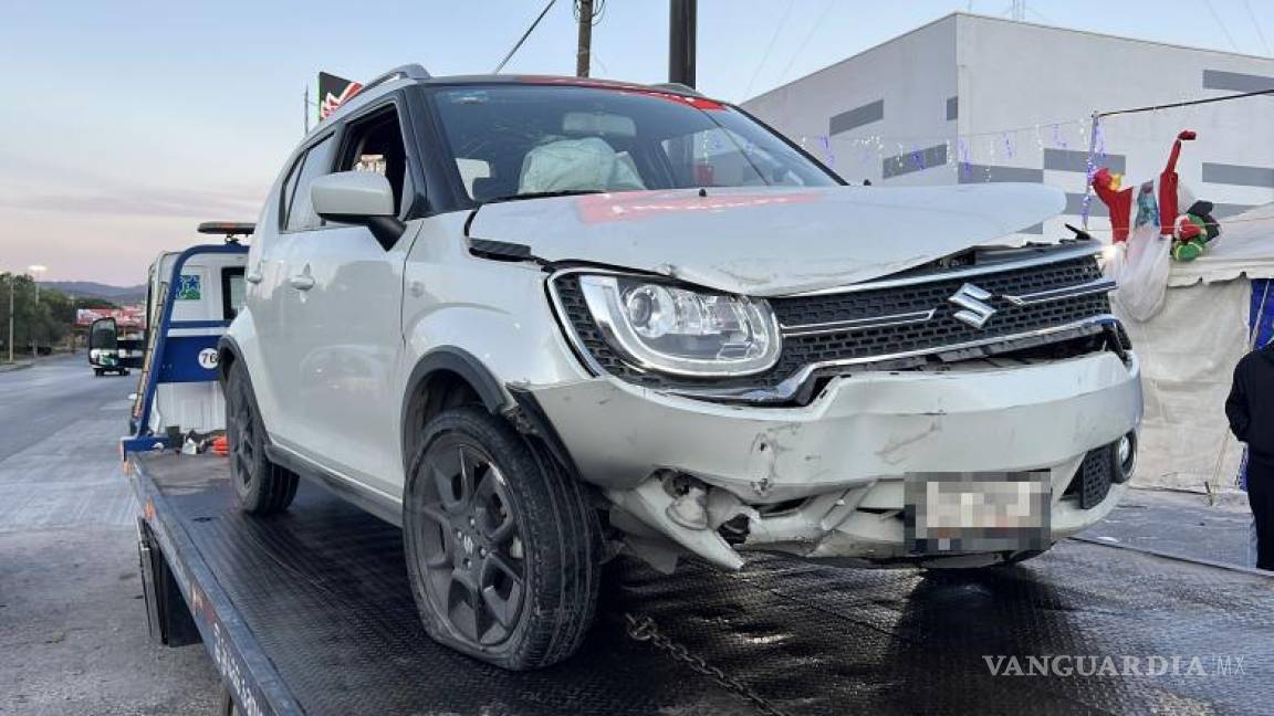 Proyectan auto contra muros de contención en el periférico de Saltillo; conductor huyó