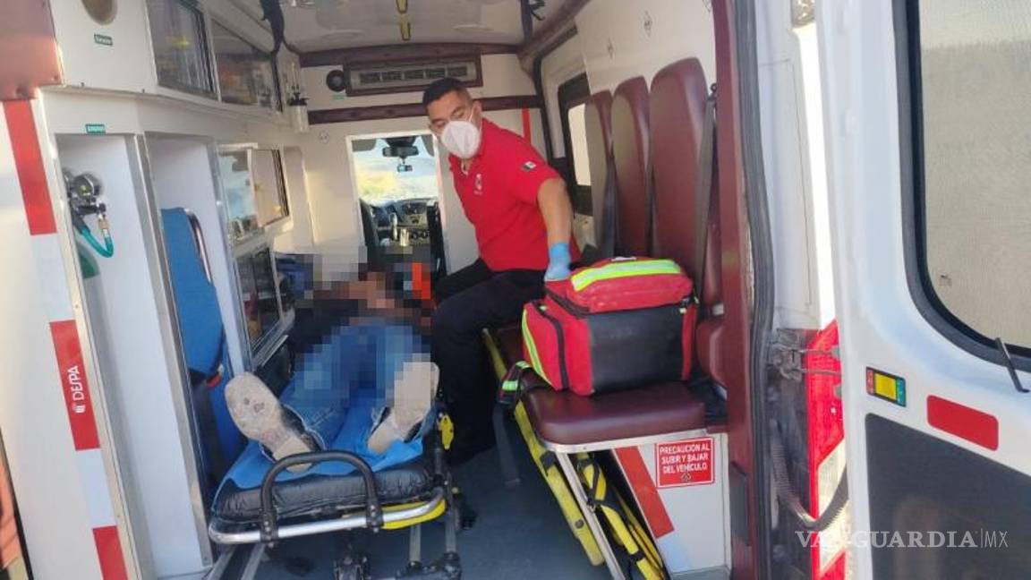 $!El conductor fue valorado por paramédicos, pero huyó del lugar acompañado de su madre.
