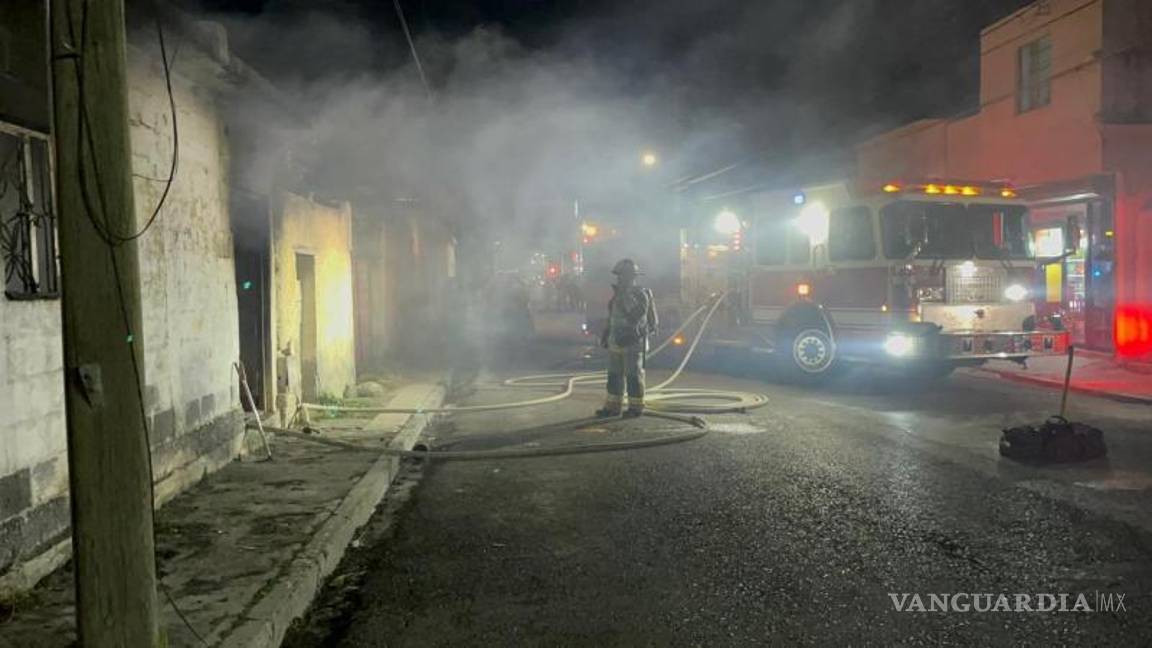 $!El fuego habría sido provocado por pandilleros que se reúnen en el lugar.