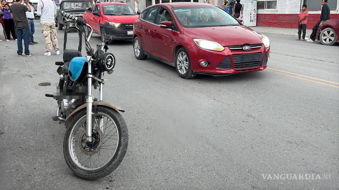 $!La motocicleta terminó impactada contra un vehículo compacto tras el atropello.
