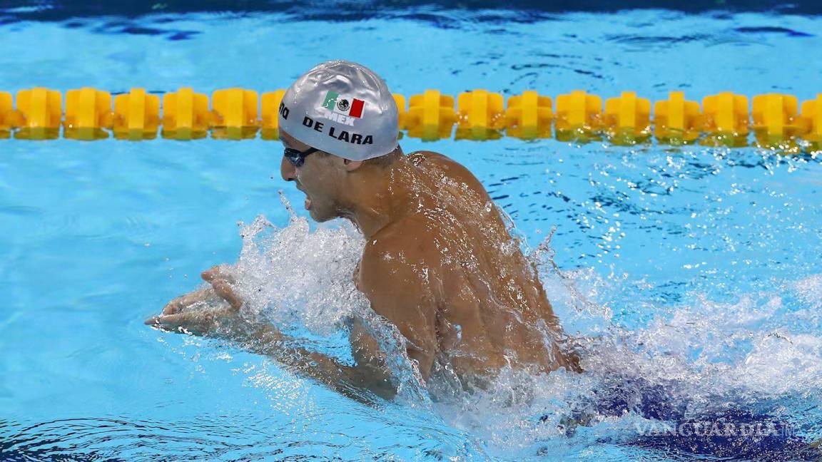 $!El nadador mexicano Miguel de Lara durante su participación en los 100 metros pecho, donde fue descalificado tras una destacada actuación inicial.