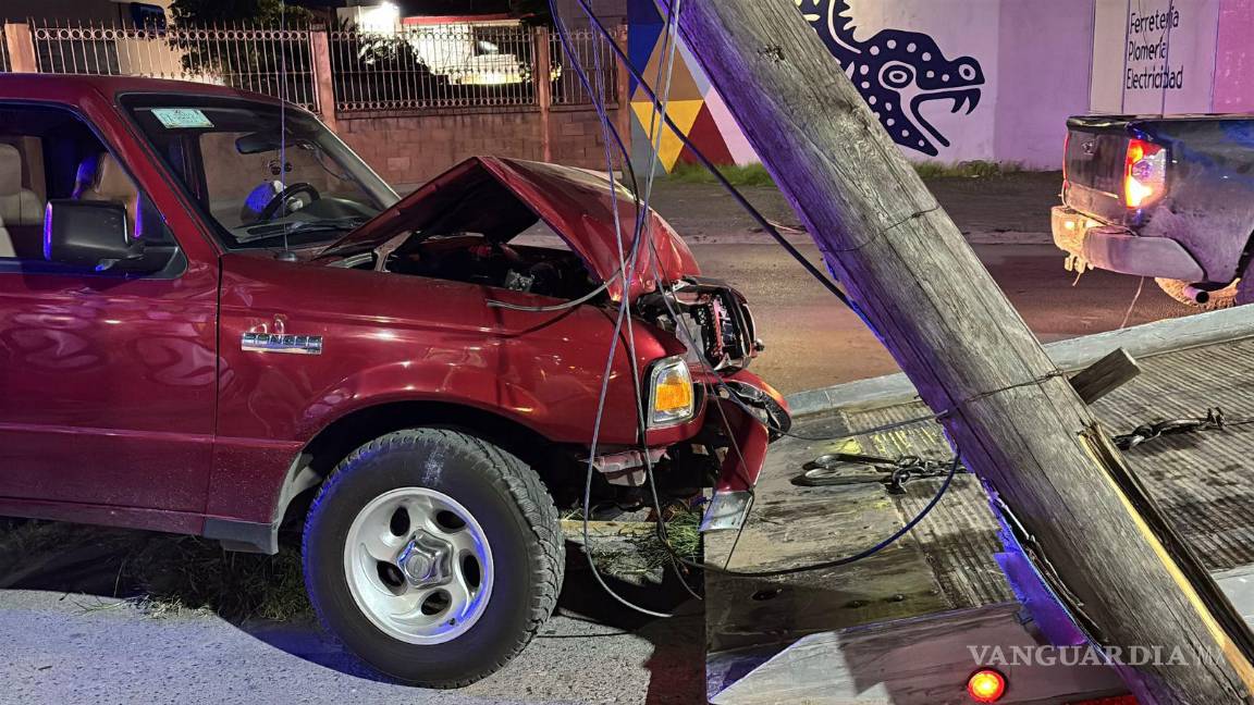 $!La camioneta Ford Ranger quedó dañada tras impactar contra un poste de madera.