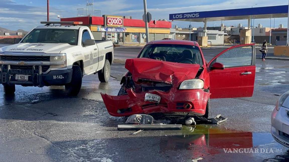 $!Personal de Tránsito Municipal dialogó con los conductores afectados para esclarecer la situación.