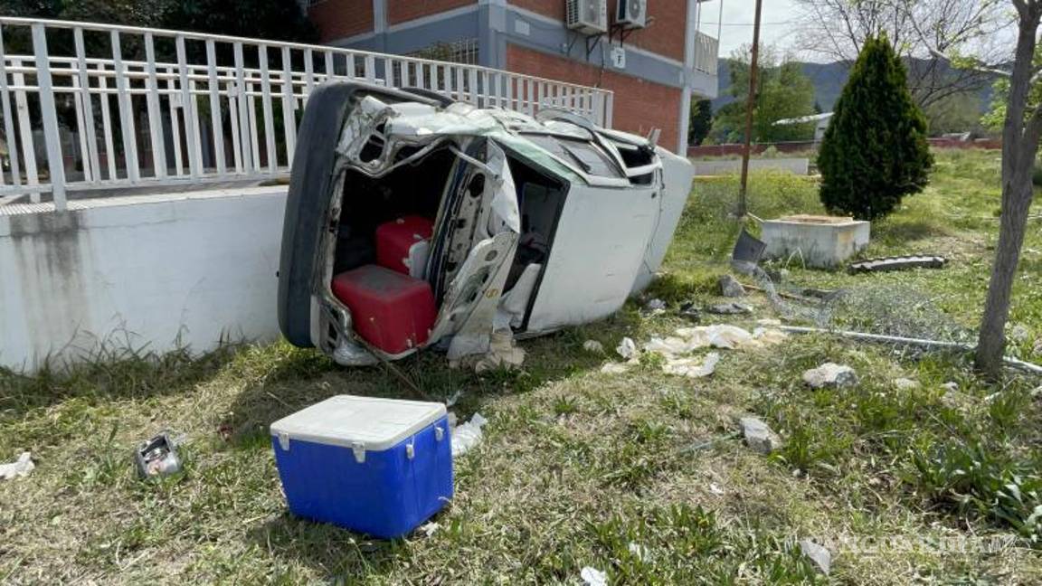 $!El vehículo accidentado fue remolcado con una grúa hacia un corralón de la ciudad para su posterior reparación y evaluación de daños.