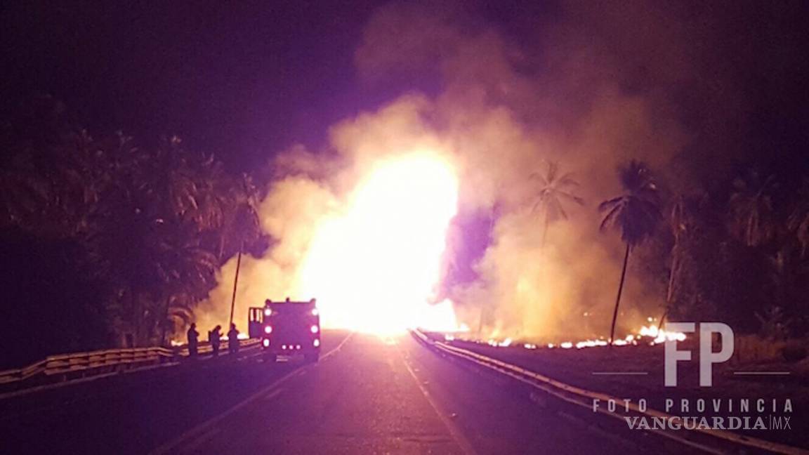 $!Tragedia de Semana Santa, chocan pipa y autobús en la autopista Siglo XXI; 29 mueren calcinados