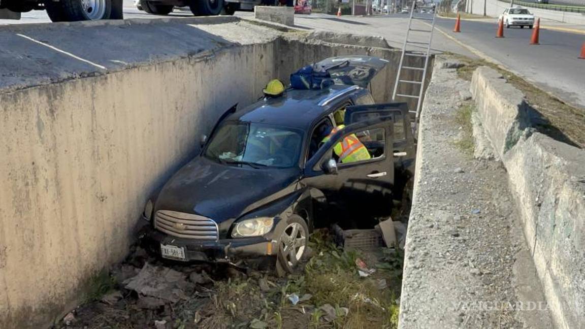 $!El automóvil Chevrolet HHR yacía en el canal de drenaje pluvial tras el incidente en el bulevar Fundadores.