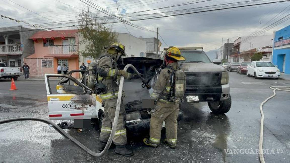 $!Bomberos controlan el incendio de un taxi y una camioneta tras accidente en la colonia Bellavista.