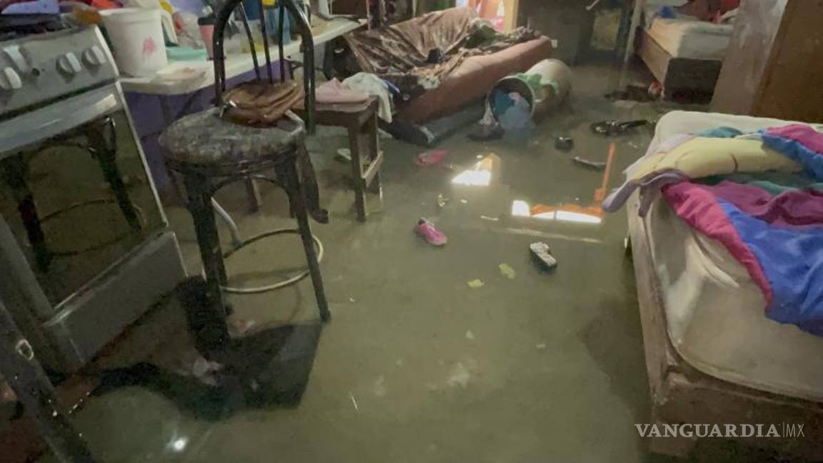 $!Bomberos trabajaron por varias horas realizando labores de bombeo para contener la inundación.