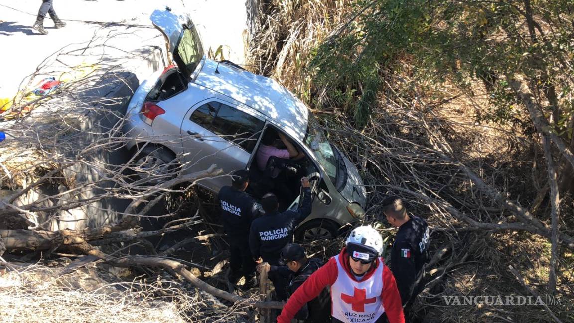 $!Pierde el control de su vehículo y cae en arroyo de Saltillo; conductor resulta lesionado