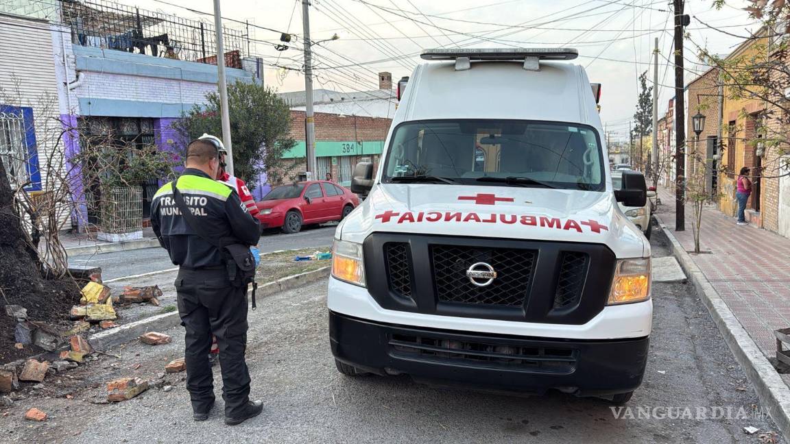 Vuelca familia en el centro de Saltillo; niño y mujer embarazada terminan heridos