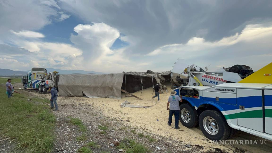 Tráiler vuelca y causa derrame de maíz, en Arteaga