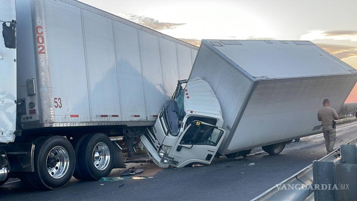 Empleado mueblero choca y mata a su copiloto en la autopista a Torreón