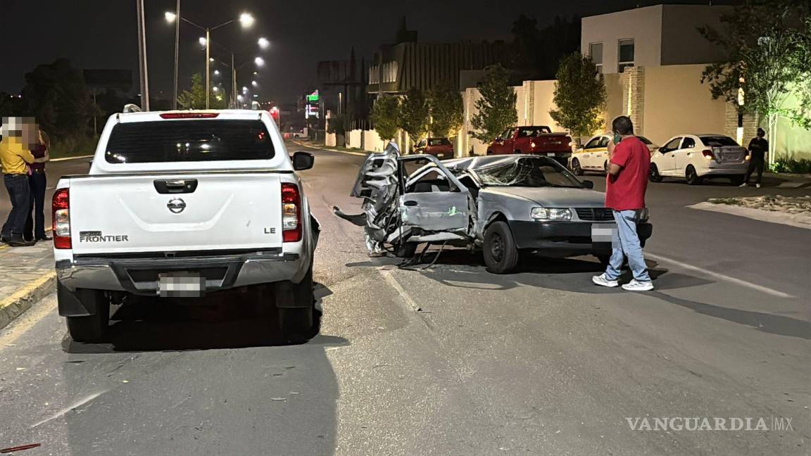 $!El vehículo afectado salió proyectado contra una luminaria en el bulevar Colosio.