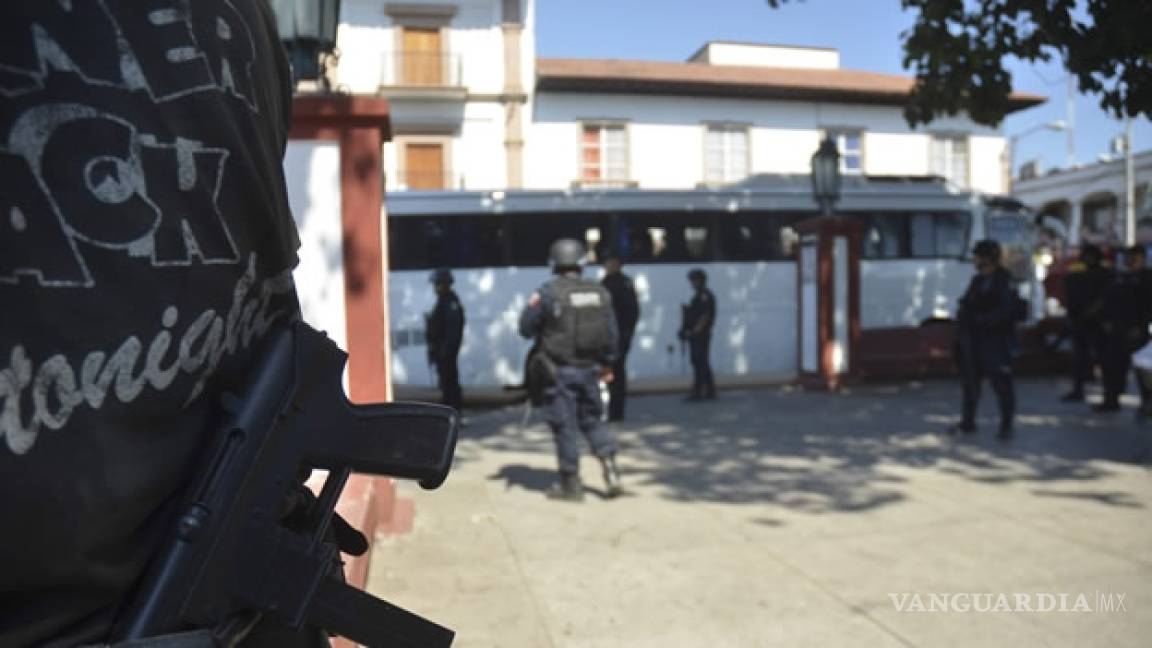 Balean oficinas de la PGR en Apatzingán