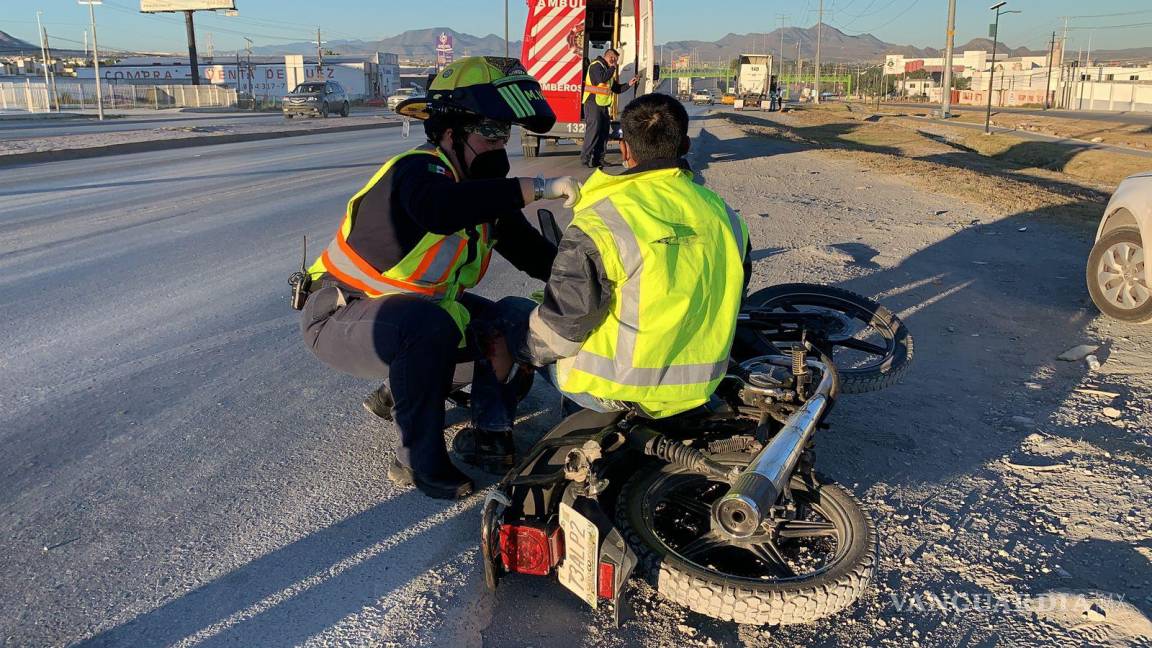 Motociclista sufre fractura tras accidente en Saltillo