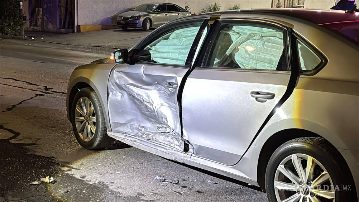 $!El vehículo Volkswagen presentó afectaciones en el costado izquierdo tras el choque registrado en el Centro de la ciudad.