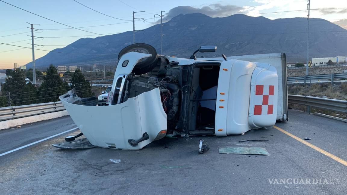 Vuelca trailer en la carretera Zacatecas, no se registran heridos