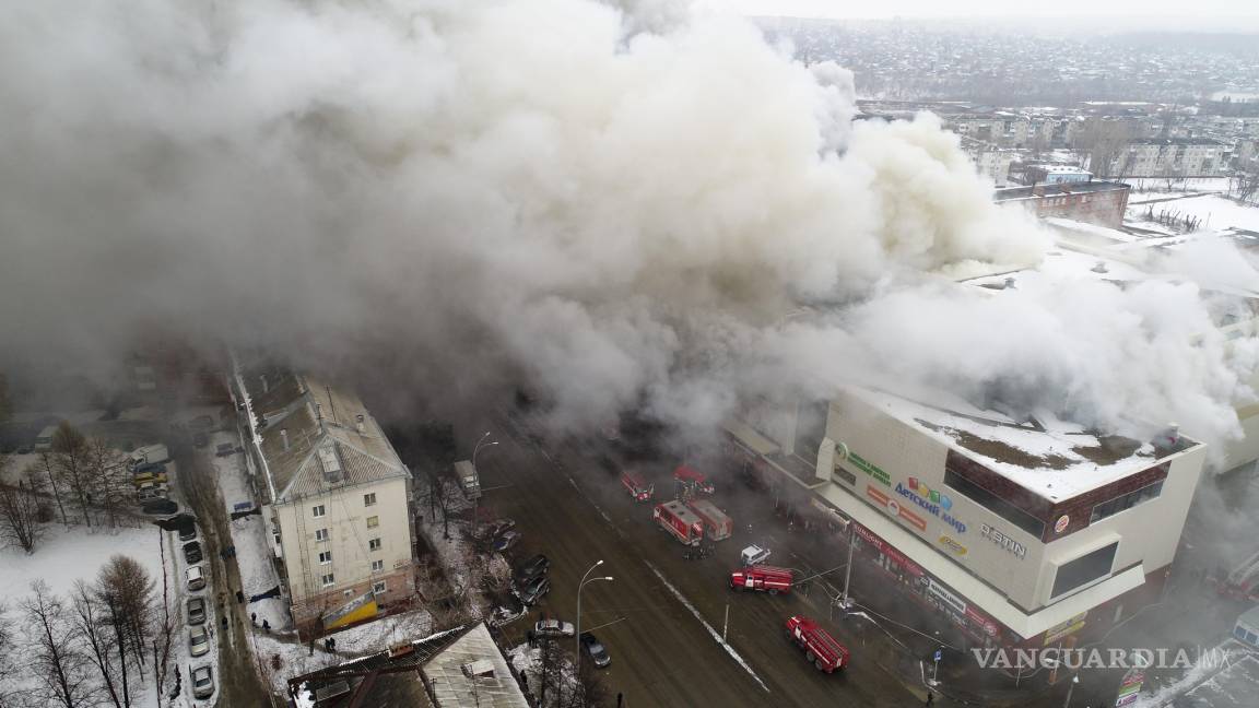 Suman 64 muertos por incendio en centro comercial de Siberia