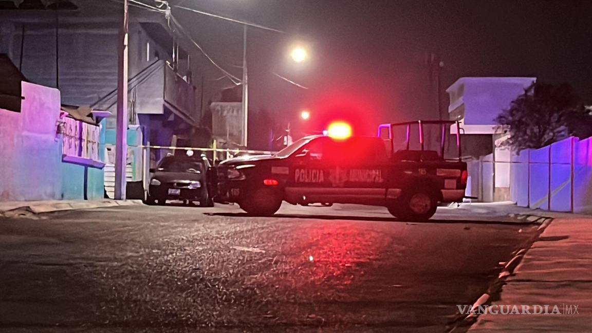 $!Elementos de la Policía Municipal aseguraron la zona tras el atropellamiento mientras vecinos observaban los trabajos de levantamiento.