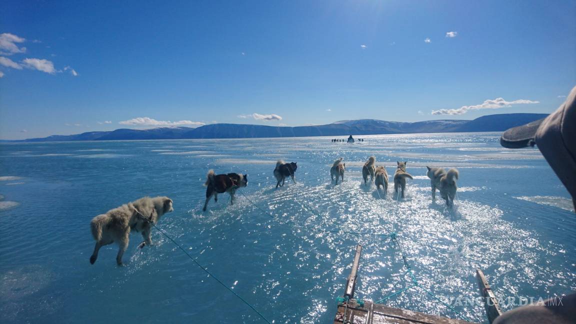 Con esta imagen un investigador documenta los efectos del deshielo en Groenlandia