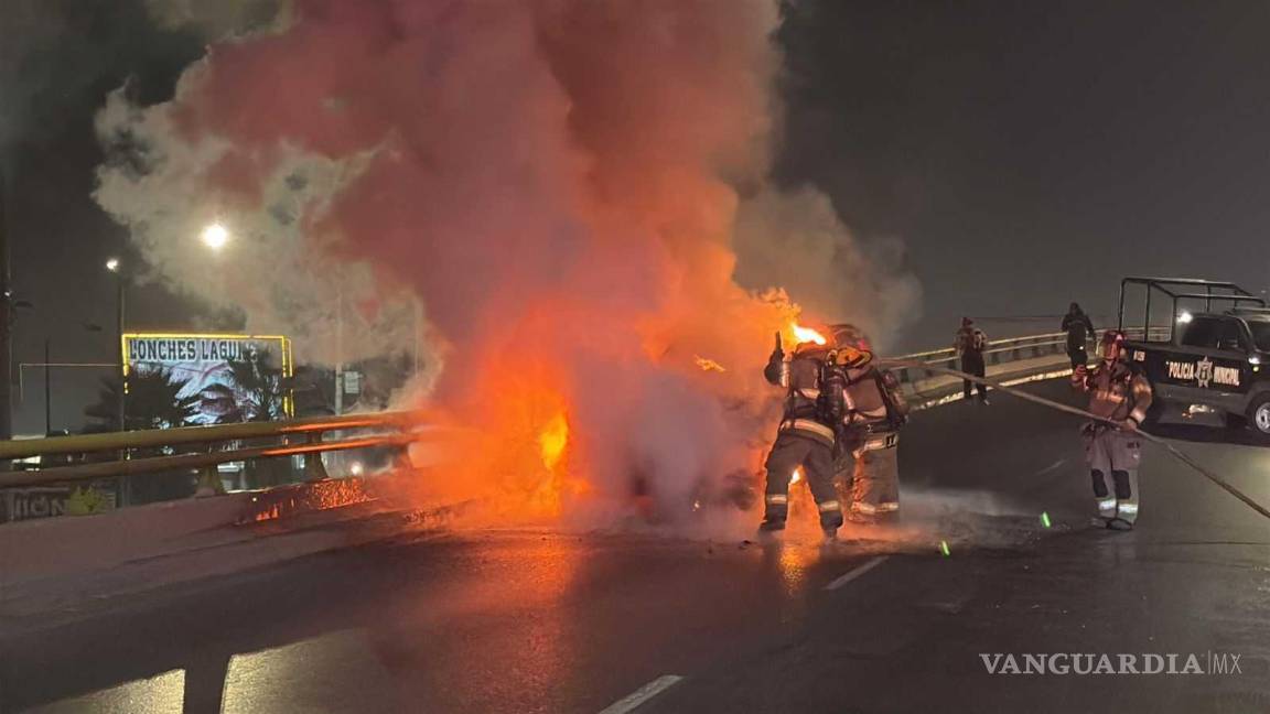 Arde en llamas camioneta tras falla mecánica en el periférico LEA de Saltillo