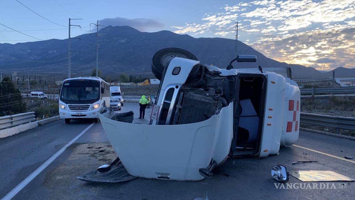 Vuelca trailer en la carretera Zacatecas, no se registran heridos