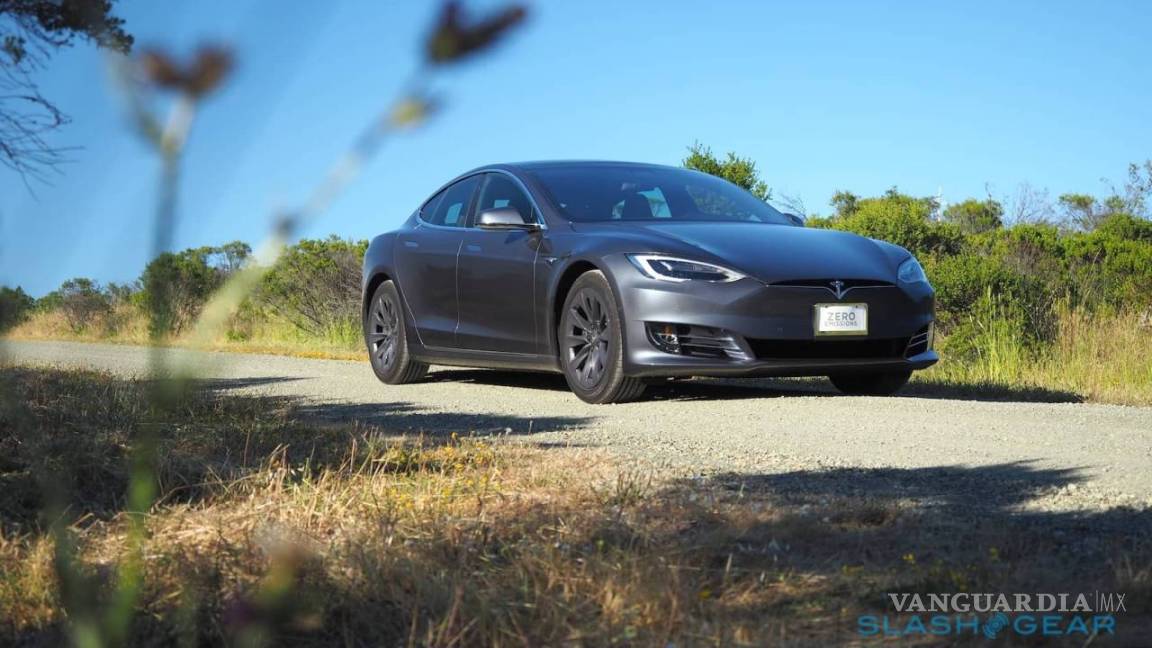 $!Tesla muestra su tecnología de manejo autónomo a inversores