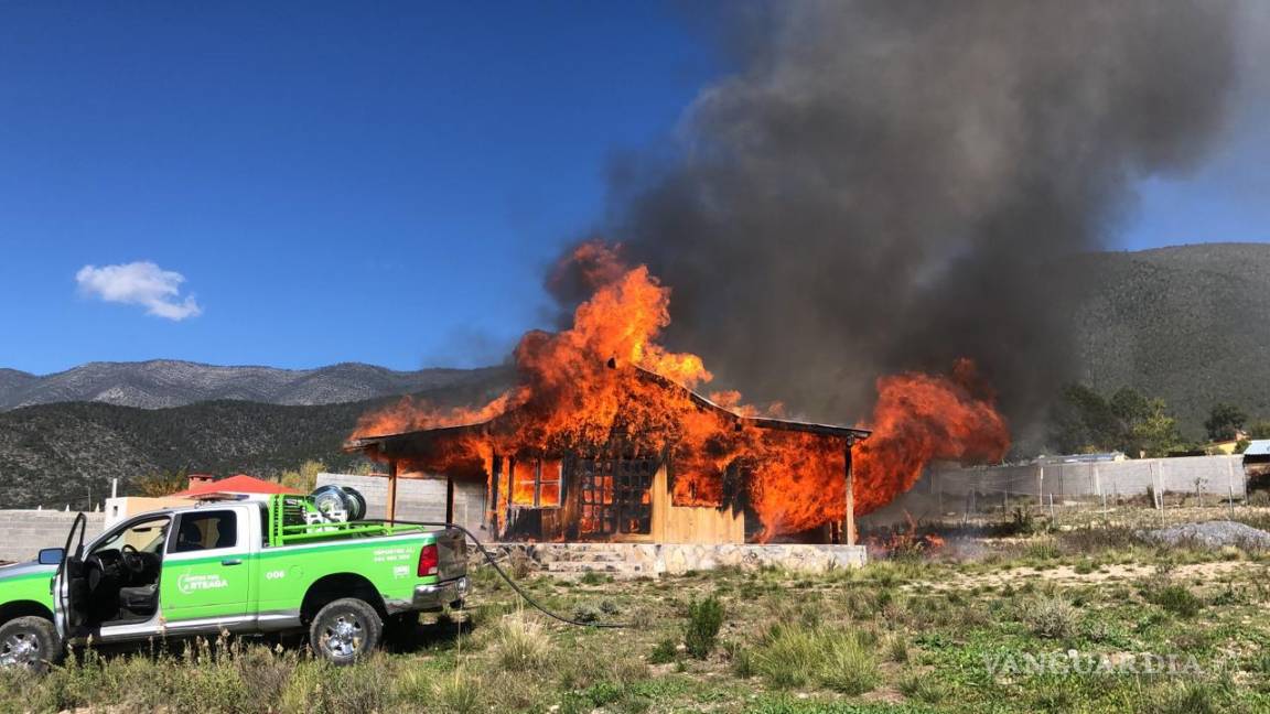 Incendio arrasa con una cabaña en Arteaga