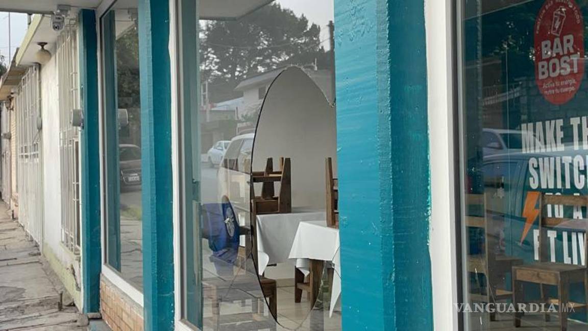 $!El cristal del local +FIT quedó destrozado tras el impacto del mazo utilizado por el ladrón.