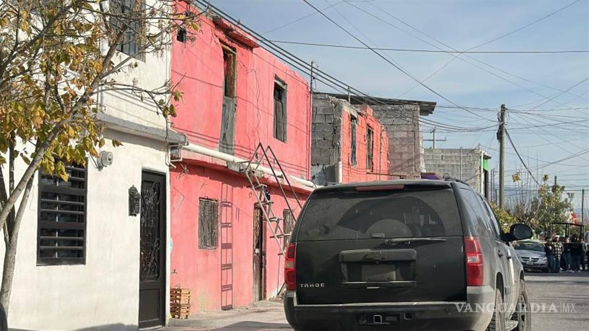 $!Personal pericial llevó a cabo el levantamiento del cuerpo para su traslado al Servicio Médico Forense.