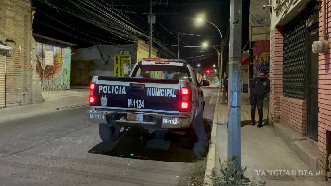 $!Policías municipales entrevistaron a la mujer y comenzaron la búsqueda del agresor.