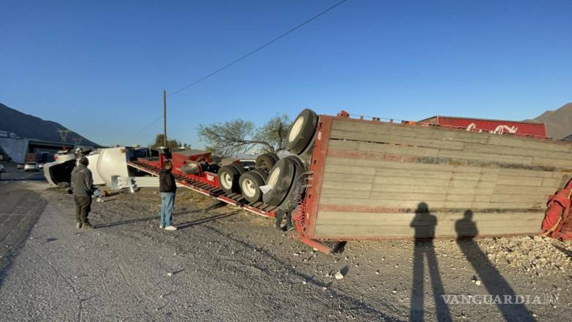 $!Grúas trabajaron en la zona para remover la unidad y restablecer el tránsito en la vía.