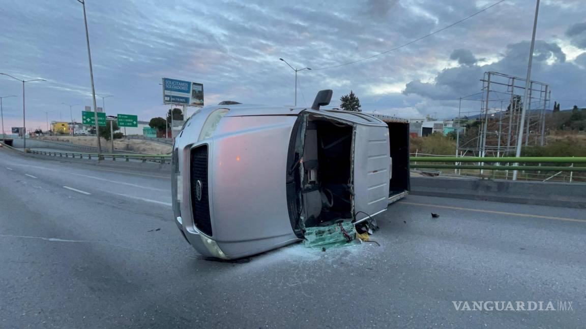 Saltillo: volcadura al sur bloquea ambos carriles del puente vehicular; conductor ileso