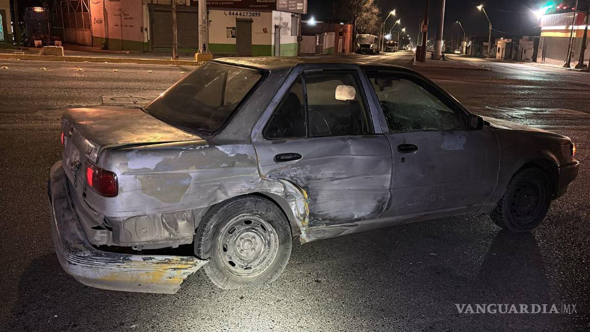 $!El choque dejó los vehículos varados en la vialidad, generando movilización de las autoridades.