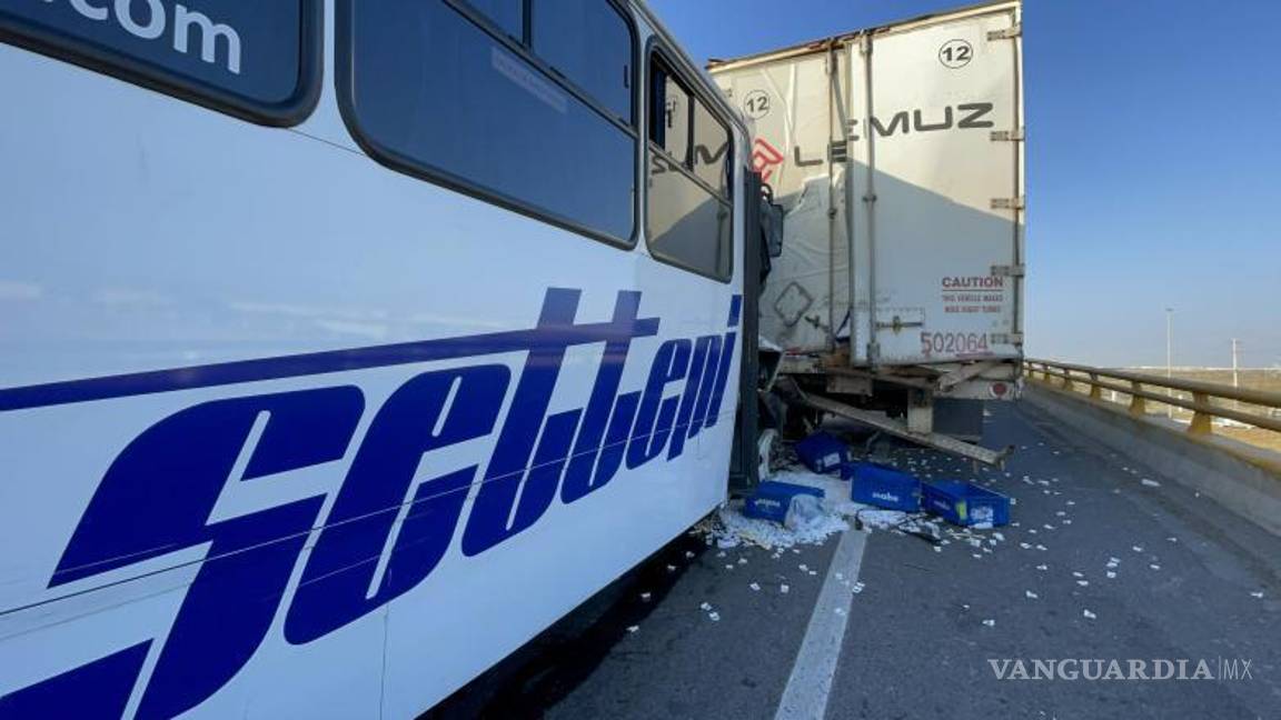 $!El tráiler presentó una falla mecánica que provocó la detención sobre el puente.