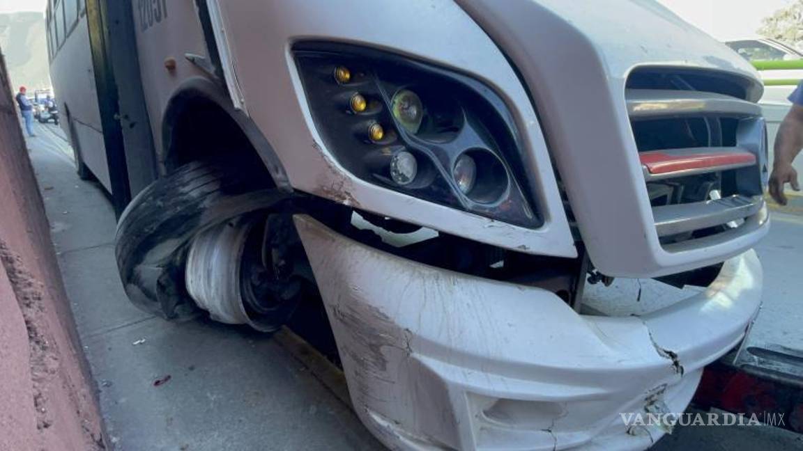 $!Representantes de la empresa y la aseguradora llegaron al lugar del accidente para evaluar los daños y coordinar el pago de las multas y reparaciones necesarias.