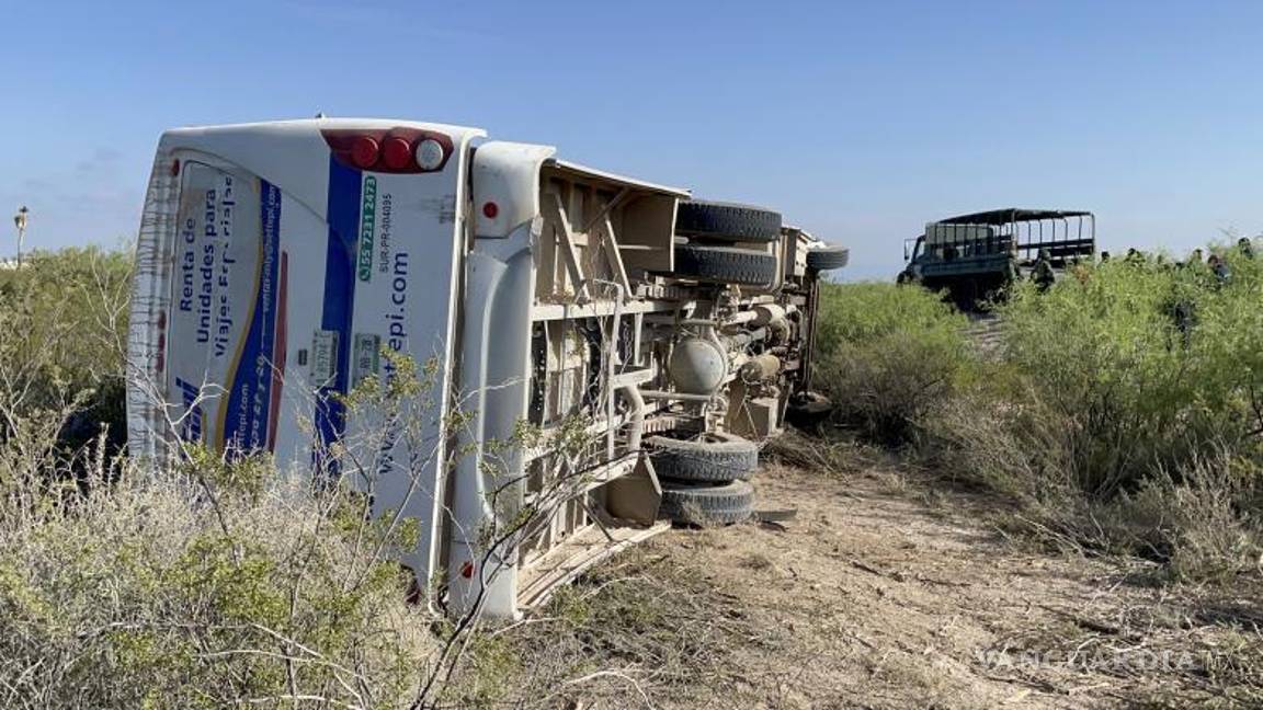 $!El camión quedó volcado sobre su costado izquierdo.