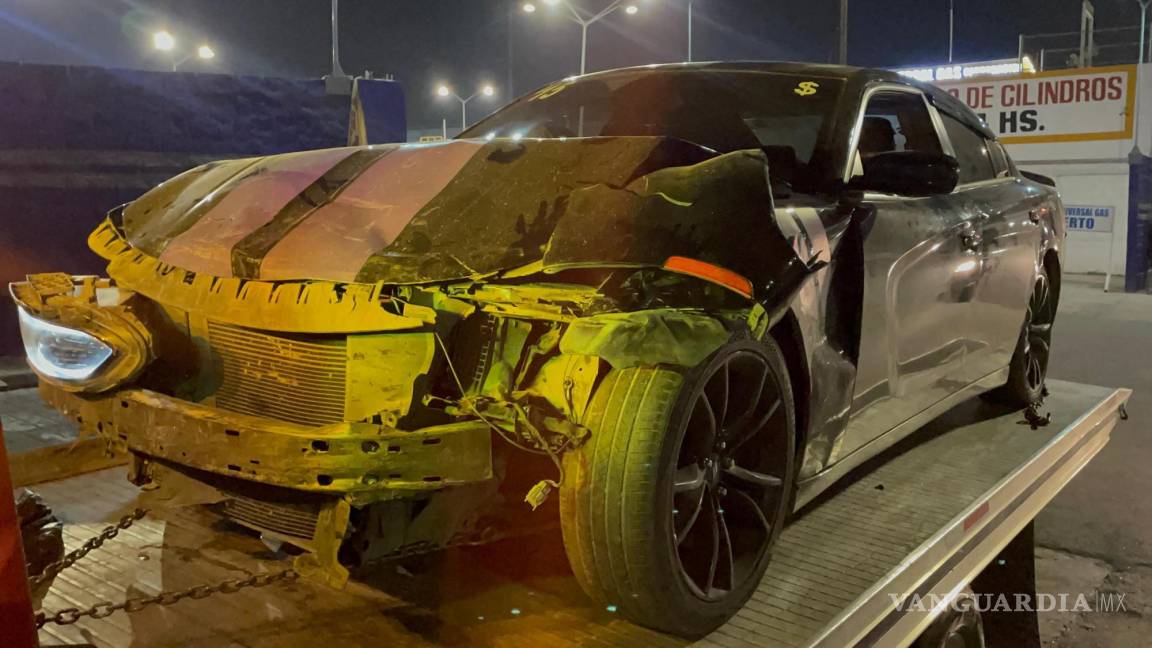 $!El Dodge Charger fue proyectado hacia un costado tras el impacto con el vehículo Nissan.