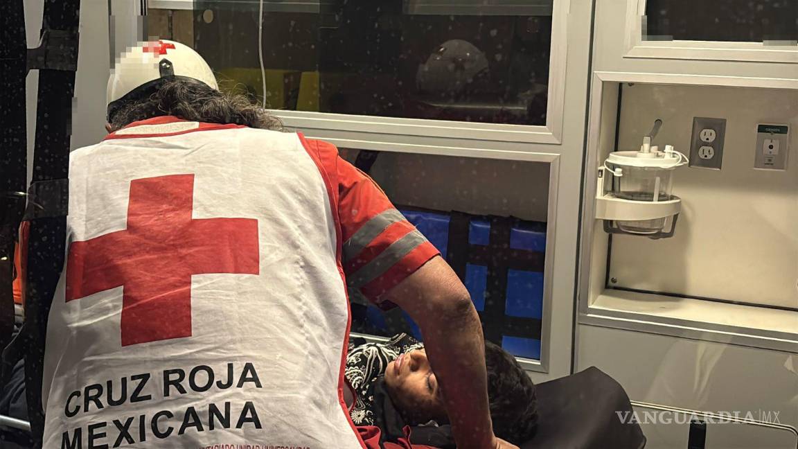 $!Paramédicos de la Cruz Roja auxiliaron al joven tras el percance en la colonia El Bosque.