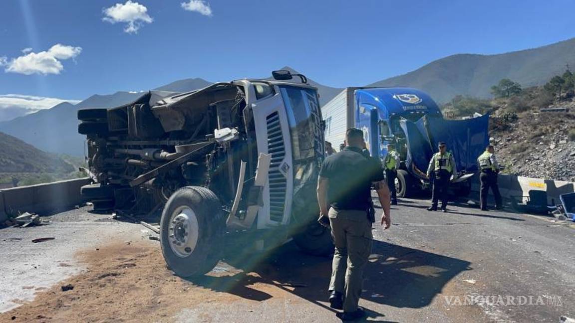 $!El camión de pasajeros volcó tras ser impactado por un tráiler sin frenos en el tramo de Arteaga.